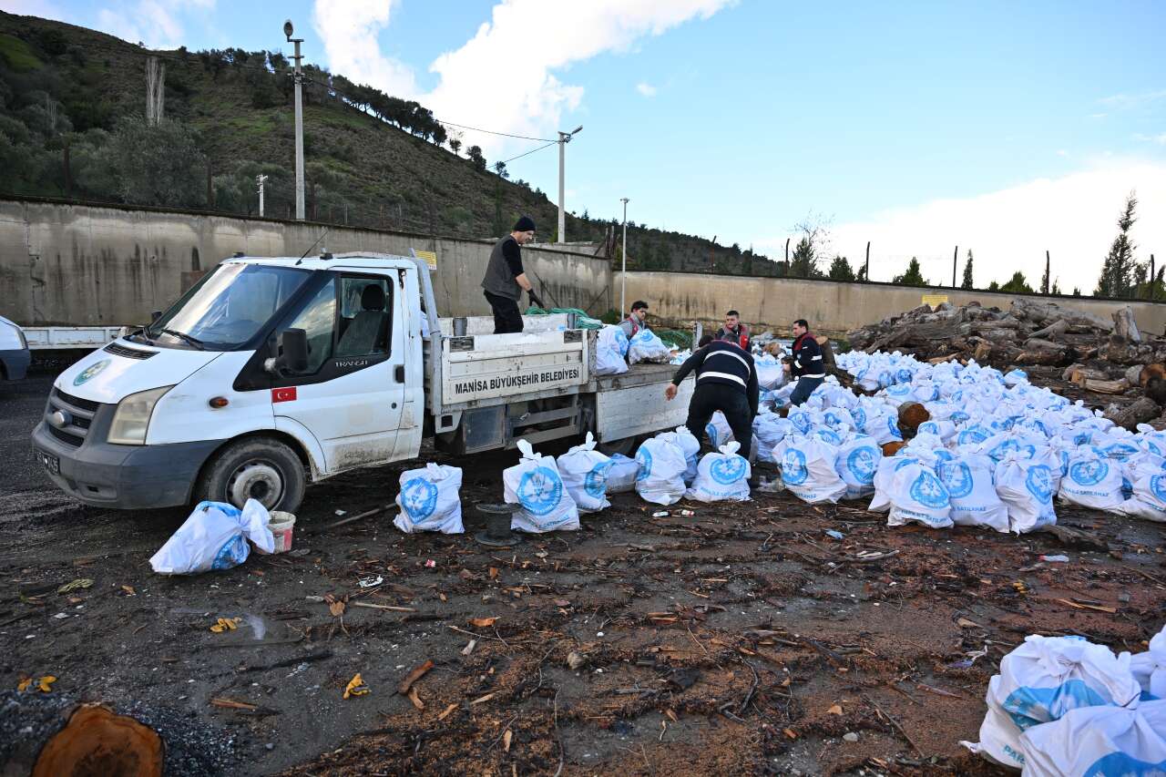 Manisa’da budanan ağaçlar yakacağa dönüştü: İhtiyaç sahiplerinin evine ulaştı 2